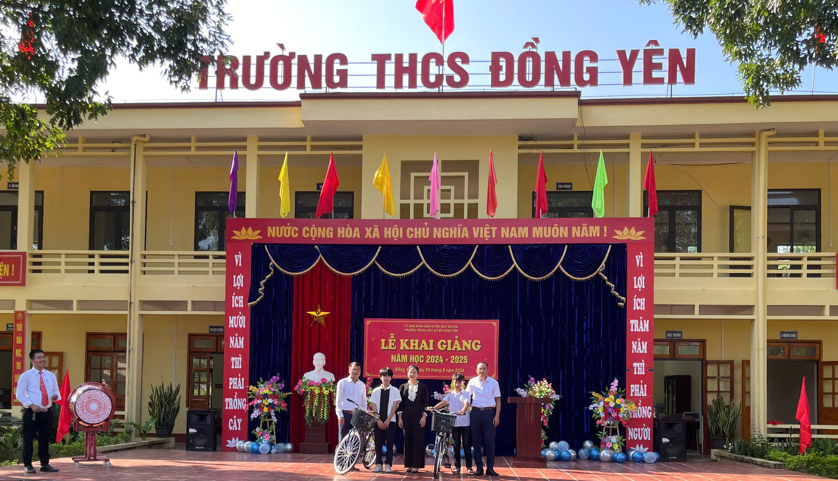 hà trường và Nhà tài trợ Ninh-Hiền trao tặng xe đạp cho học sin có hoàn cảnh đặc biệt khó khăn nhân dịp khai giảng năm học mới